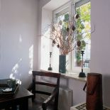 Na parapecie stoi ciekawa dekoracja.