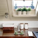 Na parapecie znajdziemy zielony akcent.