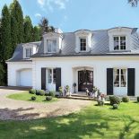 Na pięknie zalesionej działce stanął rozsądnej wielkości dom – 400 metrów dla czteroosobowej rodziny.