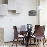 Na pierwszy rzut oka – klasyka w nobliwych brązach. Ale gdy lepiej się przyjrzeć – jest i subtelna ekstrawagancja,