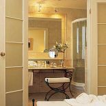 Na pierwszy rzut oka można odnieść wrażenie, że to garderoba z wygodną toaletką.