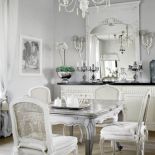 Na pierwszy rzut oka wszystko tonie w bieli, która po chwili okazuje się barwą gołębią, perłoworóżową, złocistą, srebrną.