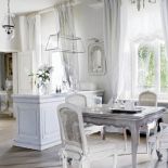 Na pierwszy rzut oka wszystko tonie w bieli, która po chwili okazuje się barwą gołębią, perłoworóżową, złocistą, srebrną.