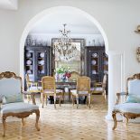 Na pierwszym planie stylizowane fotele obite aksamitem.