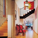 Na piętro prowadzą drewniane schody.