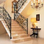 Na piętro prowadzą marmurowe schody z ręcznie kutą poręczą. To udana replika, oryginał zdobi piękny pałac w Anglii.