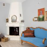 Na piętrze na podłogach podziwiać można szerokie modrzewiowe dechy. Zaolejowane na biało wyglądają rewelacyjnie i