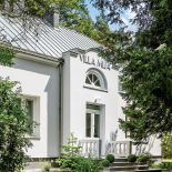 Na piętrze okna dorobiono na wzór skrzynkowych, na dole są nowe, ale drewniane.