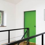 Na piętrze są sypialnie i korytarz. Kolory drzwi wymyśliła najstarsza córka.