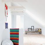 Na piętrze znajduje się sypialnia i dwie pracownie.