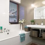 Na początku był wazon. Niepozorny, a jednak zwracał na siebie uwagę. To do niego musiał się dopasować cały dom.