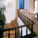 Na poddasze prowadzą drewniane schody.