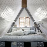 Na poddaszu, które kształtem przypomina namiot, wiekowe kufry, jakby przywiezione z egzotycznej wyprawy.