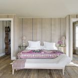 Na podłodze dąb i kasztan z odzysku, narzuta na łóżko przyjechała z Uzbekistanu.