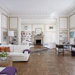 Na podłodze dębowy parkiet. Pałacowe wnętrze po skandynawsku