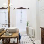 Na podłodze kamienna mozaika firmy Dunin. Drewnianą konsolę pod umywalkę Dominika kupiła w Nap i