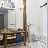 Na podłodze kamienna mozaika firmy Dunin. Drewnianą konsolę pod umywalkę Dominika kupiła w Nap i