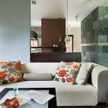 Na podłodze lakierowany dębowy parkiet przemysłowy.