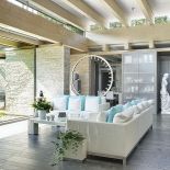 Na podłodze leży łupek, włoski asermone. Kupiła cały kamienny blok, który już na miejscu został pocięty na płytki.