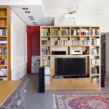 Na podłodze orientalny dywan. Mieszkanie w kamienicy urządzone przez książki