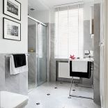 Na podłodze płytki La Faenza, które przycieto tak, by wstawić czarne kostki.