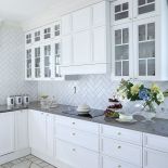 Na podłodze płytki z marmuru antykowanego. Dzięki nierównym krawędziom wyglądają szlachetnie.