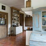 Na podłodze stara, francuska terakota po renowacji.