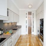 Na podłodze włoski marmur spod Sieny w ciepłym dyniowym odcieniu.