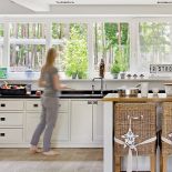 Na posadzkach położono belgijski kamień.