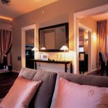 Na prostej konsoli stoją dwie lampki.