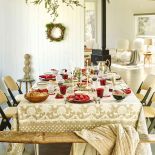 na prostym jasnym obrusie pięknie wyglądać będzie czerwone szkło, białe talerze i zielone serwetki.