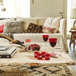 Na prostym jasnym obrusie pięknie wyglądać będzie czerwone szkło, białe talerze i zielone serwetki.