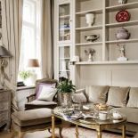 Na regale zamiast mnóstwa bibelotów klarowna kompzycja - po jednym ozdobnym naczyniu w każdym kasetonie.