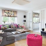 Na rolety Marzena wybrała tkaniny marki Manuel Canovas, a lniane zasłony w salonie to Colefax Flower, różowy puf