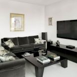 Na ścianach delikatne, wysmakowane obrazy: Wodyński, Nikifor, akwarele Fałata.