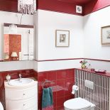 Na ścianach obrazki, na suficie żyrandol z kryształkami.