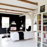 Na ścianach obrazy Pawła Kozłowskiego, zdjęcie Courtney Love, ale i wyjęty z pudełka od butów papier z nadrukiem czy