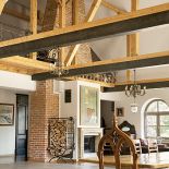 Na ścianach prace zaprzyjaźnionych artystów. Przy kominku można wylegiwać się zimą.