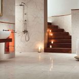 Na ścianach przypominające naturalny kamień – serpentynit – płytki Playa ze słynnej manufaktury Meissen. Za