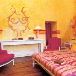 Na ścianach w sypialni zostały namalowane freski.