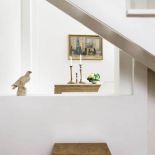 Na ścianach wiszą dzieła sztuki. Na strychu, blisko nieba