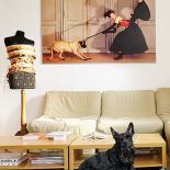 Na ścianach wiszą fotografie Jean- Paula Goude a.