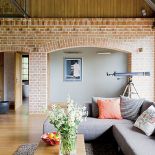 Na ścianach wiszą obrazy Jerzego Nowosielskiego.