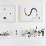 Na ścianach wiszą obrazy pana domu. Dom pełen światła