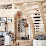 Na ścianach wiszą prace właścicielki. Rysuje węglem, ołówkiem i sanguiną nie tylko góralskie chałupy, ale