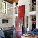 Na ścianach zastosowano łupek wapienny wydobywany w Bochotnicy.