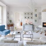 Na ścianie, akwarele plus stare zdjęcia. Te pierwsze namalowała Natalia w Wenecji jeszcze podczas studiów.