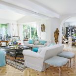 Na ścianie barokowy obraz malowany na desce.