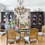 Na ścianie i w kredensach kolekcja fajansów z Delft.