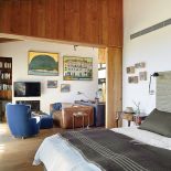 Na ścianie jednego z pokoi wiszą zamknięte w miniwitrynkach drzewka koralowe..